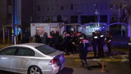 Cinayet davasında 2 aile arasında kavga&hellip; Polis m&uuml;dahale etti: 7 g&ouml;zaltı