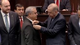 Cumhurbaşkanı Erdoğan, AK Parti'ye Katılan &Uuml;&ccedil; Vekile Rozet Taktı
