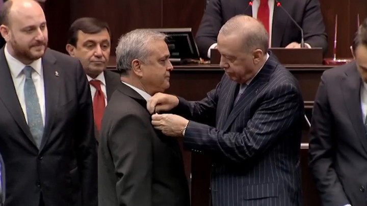 Cumhurbaşkanı Erdoğan, AK Parti'ye Katılan &Uuml;&ccedil; Vekile Rozet Taktı