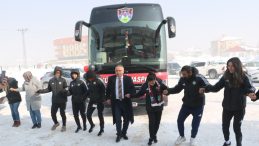 Cumhurbaşkanı Erdoğan, Y&uuml;ksekovaspor Kadın Futbol Takımı&rsquo;na Otob&uuml;s Hediye Etti