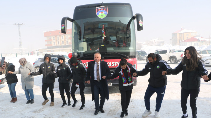 Cumhurbaşkanı Erdoğan, Y&uuml;ksekovaspor Kadın Futbol Takımı&rsquo;na Otob&uuml;s Hediye Etti