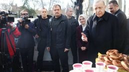 Cumhurbaşkanı Erdoğan&rsquo;dan gazetecilere &ccedil;ay-simitli kutlama