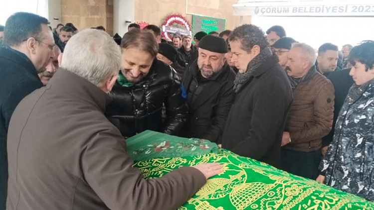 C&uuml;neyt &Ouml;zdemir'in Acı G&uuml;n&uuml;: Annesi Hamiyet &Ouml;zdemir Toprağa Verildi