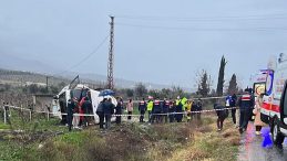 Denizli'de Memurların Servisi &Uuml;z&uuml;m Bağlarına U&ccedil;tu! &Ccedil;ok Sayıda Yaralı Var