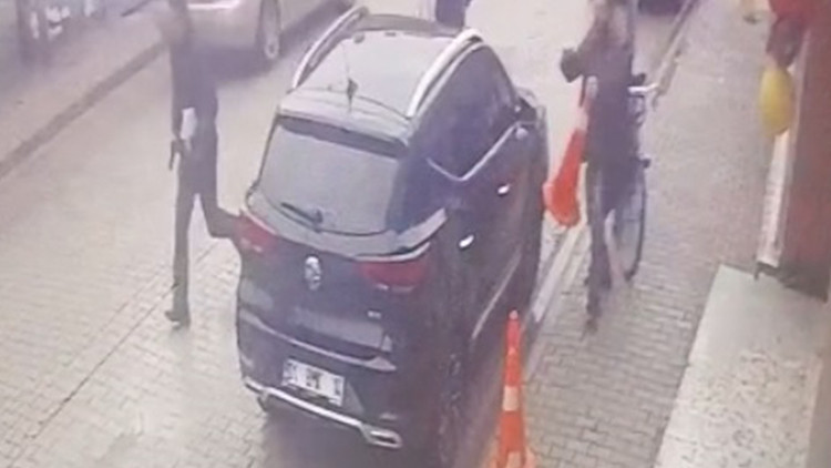 Ders &Ccedil;ıkışı Darbe: Eski &Ouml;ğretmenini Silahla Vuran Baba