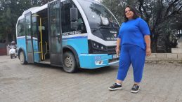 Direksiyondaki kişiyi g&ouml;renler g&ouml;zlerine inanamıyor! O artık yolların "Zeynep kaptanı"