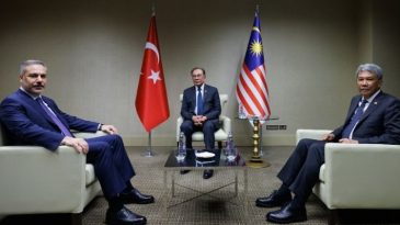 Dışişleri Bakanı Hakan Fidan, Malezya Başbakanı İbrahim ile İkili G&ouml;r&uuml;şme Ger&ccedil;ekleştirdi