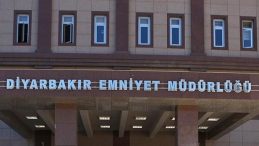 Diyarbakır'da Emniyet M&uuml;d&uuml;rl&uuml;ğ&uuml; &Ouml;n&uuml;ne El Yapımı Patlayıcı Atıldı, 2 Ş&uuml;pheli Aranıyor
