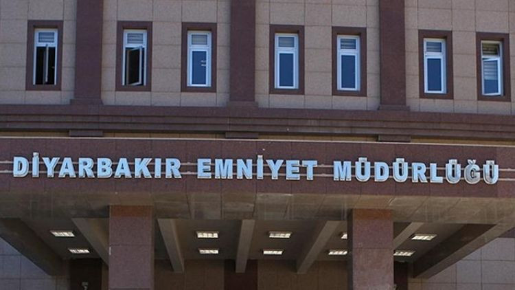 Diyarbakır'da Emniyet M&uuml;d&uuml;rl&uuml;ğ&uuml; &Ouml;n&uuml;ne El Yapımı Patlayıcı Atıldı, 2 Ş&uuml;pheli Aranıyor