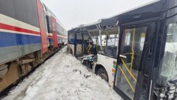 Diyarbakır'da Korkun&ccedil; Kaza: Hemzemin Ge&ccedil;itte Otob&uuml;s Trenle &Ccedil;arpıştı!