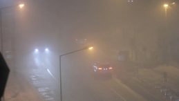 Diyarbakır'da Yoğun Sis Etkili Oluyor: G&ouml;r&uuml;ş Mesafesi D&uuml;şerken, U&ccedil;uşlar İptal Edildi