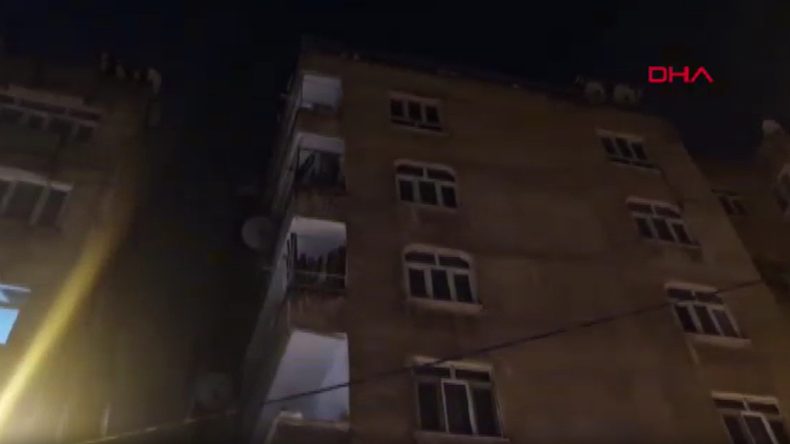 Diyarbakır&rsquo;da 5 Katlı İki Bina Tahliye Edildi: 1 Kolonda &Ccedil;atlak Oluştu