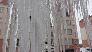 Dondurucu Soğuklar Etkisini G&ouml;steriyor! Buz Sarkıtları 5 Metreyi Aştı