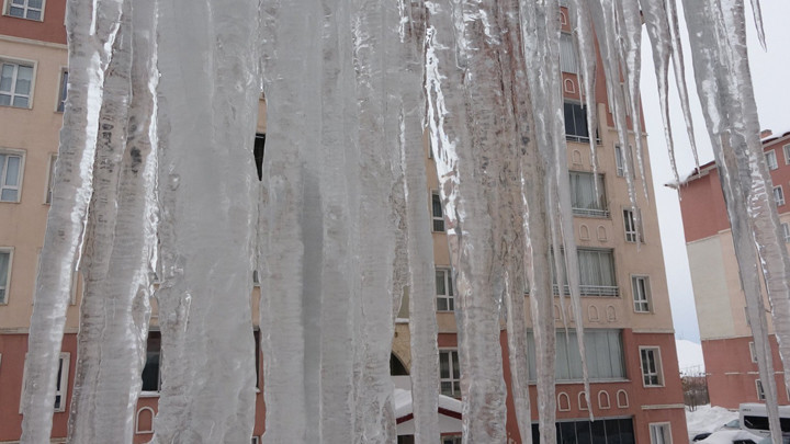 Dondurucu Soğuklar Etkisini G&ouml;steriyor! Buz Sarkıtları 5 Metreyi Aştı
