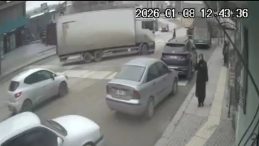 D&uuml;ş&uuml;rd&uuml;ğ&uuml; c&uuml;zdanını almak isterken canından oldu: Yaşlı adam kamyonun altında kaldı!