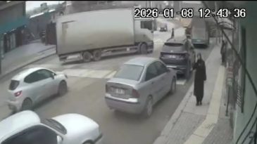 D&uuml;ş&uuml;rd&uuml;ğ&uuml; c&uuml;zdanını almak isterken canından oldu: Yaşlı adam kamyonun altında kaldı!
