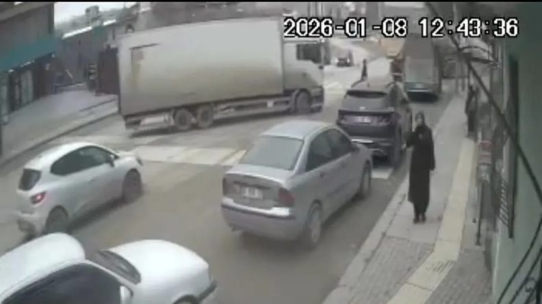 D&uuml;ş&uuml;rd&uuml;ğ&uuml; c&uuml;zdanını almak isterken canından oldu: Yaşlı adam kamyonun altında kaldı!