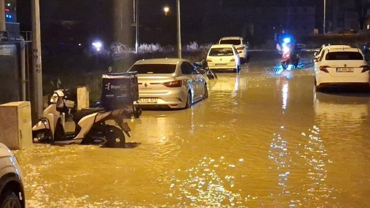 Edirne ve Kırklareli'yi sağanak vurdu, evleri ve caddeleri su bastı