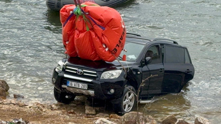 Elif'in Kaybolan Otomobili Gölden Çıkarıldı