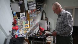 Elinde Tam 5 Bin Tane Var: Evinde G&ouml;z&uuml; Gibi Bakıyor! 'Satmayı D&uuml;ş&uuml;nm&uuml;yorum, Hayat Sevinci Veriyor'