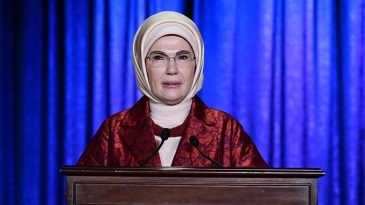Emine Erdoğan, Palet T&uuml;rk M&uuml;ziği İlkokulu'nu Ziyaret Etti
