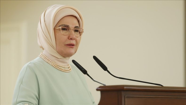 Emine Erdoğan, Tıp ve K&uuml;lt&uuml;r-Sanat Sempozyumunda konuştu