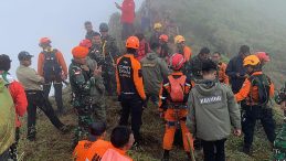 Endonezya&rsquo;da U&ccedil;ak Dağa &Ccedil;akıldı: 10 Kişiden Haber Alınamıyor