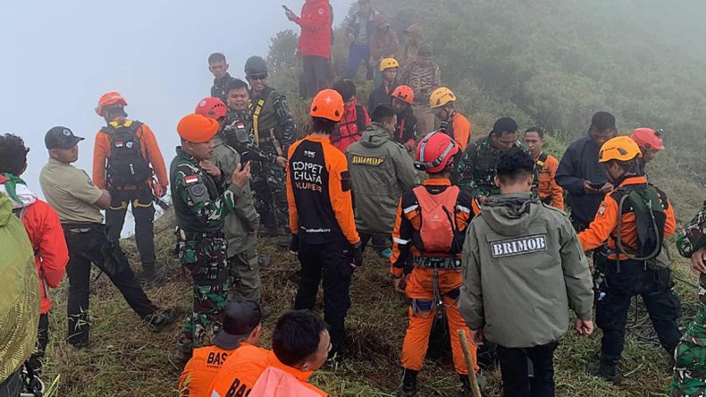 Endonezya&rsquo;da U&ccedil;ak Dağa &Ccedil;akıldı: 10 Kişiden Haber Alınamıyor