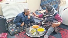 Engelli Oğluna Bebek Gibi Bakıyor