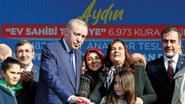 Erdoğan'dan deprem b&ouml;lgesi ile ilgili eleştiri: '3 yıldır neredeydin &Ouml;zg&uuml;r Efendi'