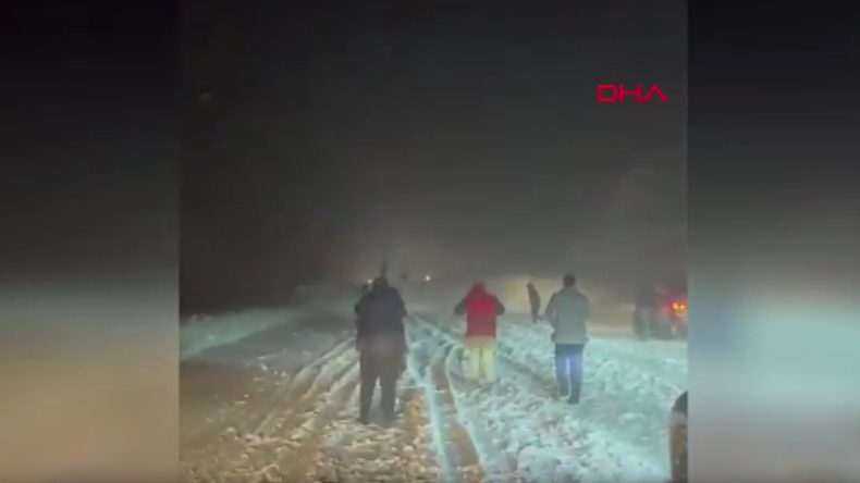 Erzincan-Sivas Karayoluna &Ccedil;ığ D&uuml;şt&uuml;, Ulaşım Kapandı!