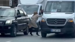 Esenyurt'ta 'topuklu' trafik magandası: Servistekilere saldırdı!