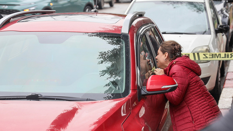 Eşinin &Ouml;l&uuml; Bulunduğu Aracın Camına Vurup 'Ne Olur Kalk Aşkım' Diyerek G&ouml;zyaşı D&ouml;kt&uuml;