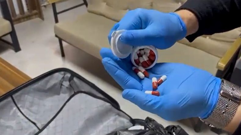 Evlerinde 18 Bin 900 Sentetik Hap Ele Ge&ccedil;irilen İki Ş&uuml;pheli G&ouml;zaltına Alındı