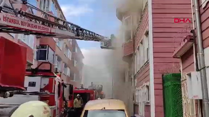 Fatih'teki Dergah Yangını: &Ccedil;ok Sayıda Ekip Olay Yerinde