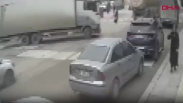 Feci kaza&hellip; C&uuml;zdanını yerden alırken kamyonun altında hayatını kaybetti