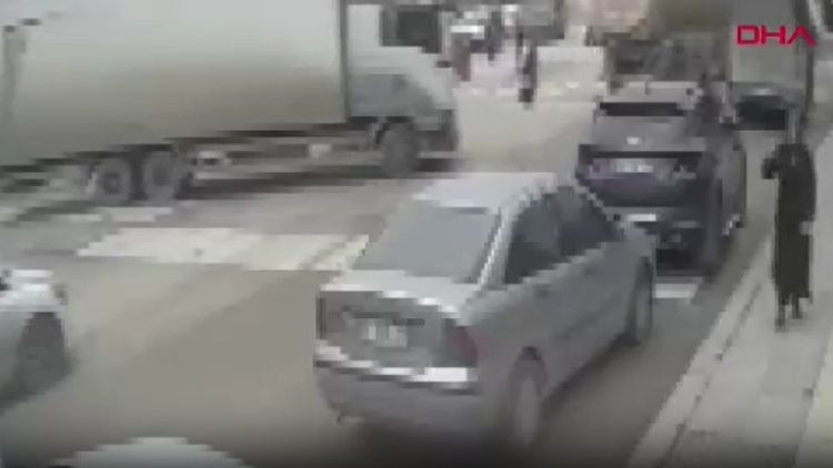 Feci kaza&hellip; C&uuml;zdanını yerden alırken kamyonun altında hayatını kaybetti