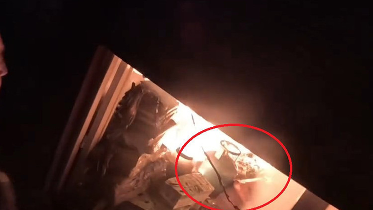 Felakete yol a&ccedil;abilirdi: İtfaiye eri alevlerin arasına dalıp i&ccedil;eriden &ccedil;ıkardı