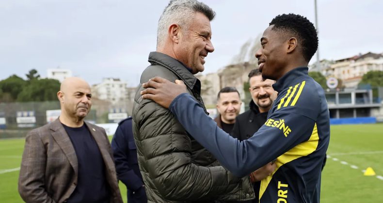 Fenerbah&ccedil;e'de Sadettin Saran ve Anthony Musaba Bir Araya Geldi! 'Şampiyonluk İ&ccedil;in El Ele'