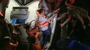 Filipinler'de 359 yolcu taşıyan feribot alabora oldu