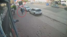 Fırtınada D&uuml;şen Tabelanın Altında Kalmaktan Son Anda Kurtuldu