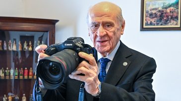 Foto muhabirlerden Bah&ccedil;eli'ye ziyaret: MHP lideri heyetin fotoğrafını &ccedil;ekti