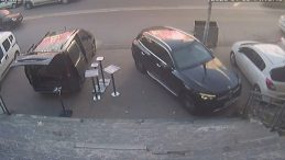 Fren ile gazı karıştırınca olanlar oldu: Park halindeki otomobile &ccedil;arpıp merdivene &ccedil;ıktı