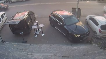 Fren ile gazı karıştırınca olanlar oldu: Park halindeki otomobile &ccedil;arpıp merdivene &ccedil;ıktı