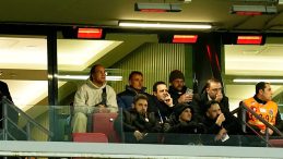 Galatasaray'da Noa Lang, Fatih Karag&uuml;mr&uuml;k M&uuml;cadelesini Trib&uuml;nden İzledi!