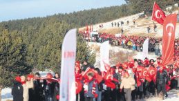 Gen&ccedil;ler Kahramanların İzinde Y&uuml;r&uuml;yor