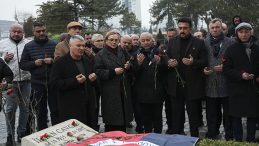 Gen&ccedil;lerbirliği'nin Efsanevi Başkanı İlhan Cavcav Kabri Başında Anıldı!