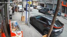 Geri Man&ouml;ver K&acirc;busa D&ouml;n&uuml;şt&uuml;: Otomobil D&uuml;kkana Dalıyor!