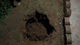 Girişinde &Ccedil;ukur Oluşan 5 Katlı Binadan İkamet Edenler Tahliye Edildi