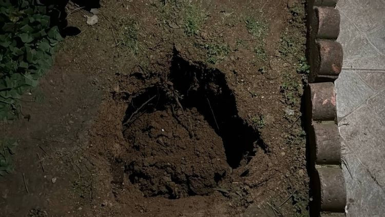 Girişinde &Ccedil;ukur Oluşan 5 Katlı Binadan İkamet Edenler Tahliye Edildi